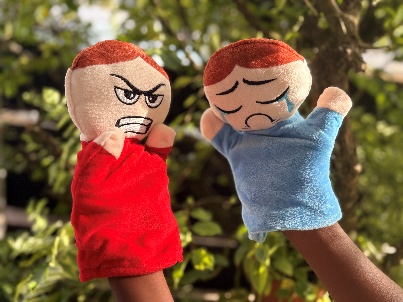 Handpoppen die boosheid en verdriet uitbeelden