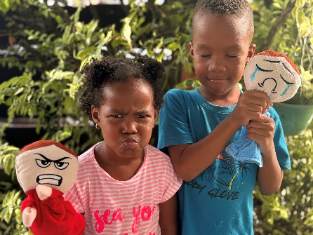 Kinderen werken met gevoelenshandpoppen