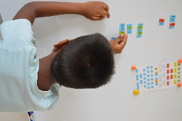 Kind werkt met magneetletters