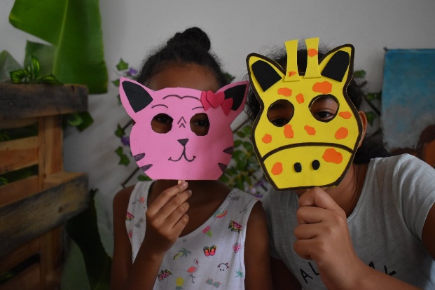 Kinderen tonen zelfgemaakte dierenvormige maskers